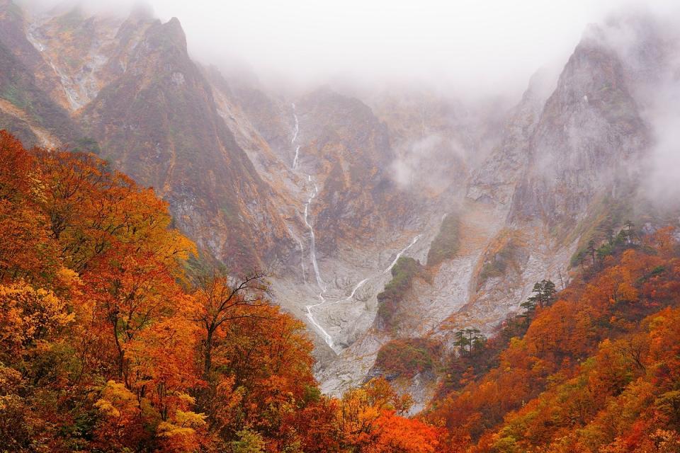 岩壁と紅葉