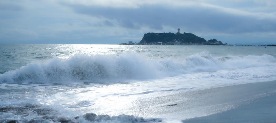 江の島の波　