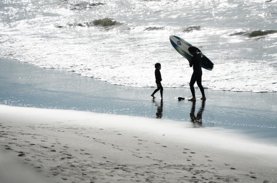 サーフィンしている親子