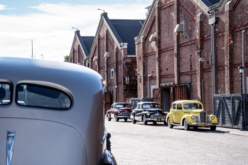 赤レンガとクラシックカー　